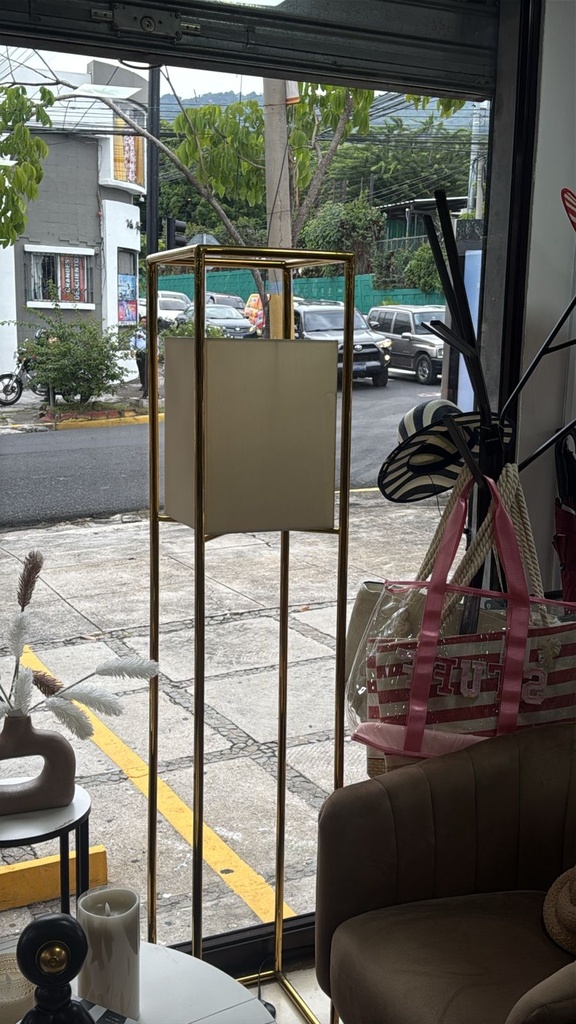 Lámpara dorada grande